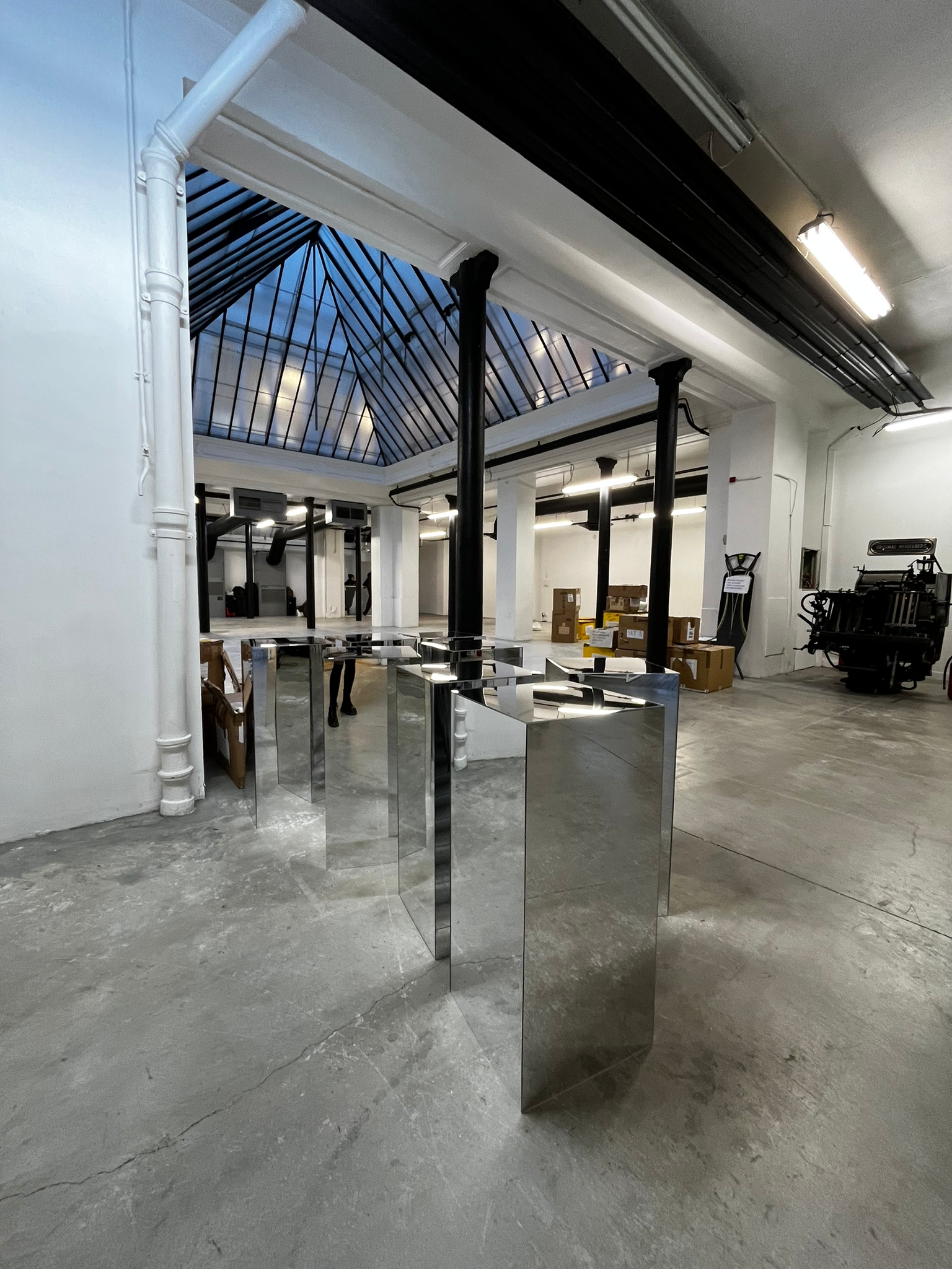 Plinth - Customized Show room . Rental-furniture in Paris-France