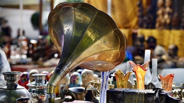 Maison De Lafaix, we offer high-end furniture rental and prop sourcing in Paris for the film, television, and advertising industries. Our collections are curated to meet the expectations of premium productions, creative agencies, and set designers seeking refined, camera-ready environments.